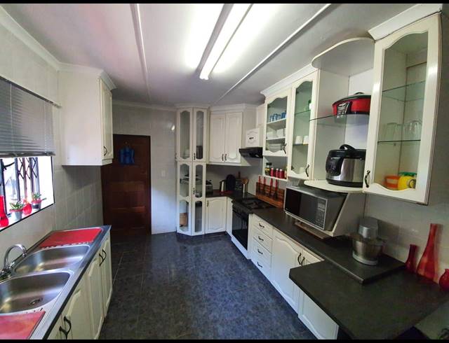 4 BEDROOM HOUSE RENTED IN ILLOVO GLEN